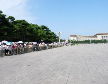Queue pour rendre homage a MAO